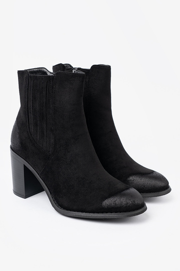 de color negro de gamuza zapatos en un poste alto aislar