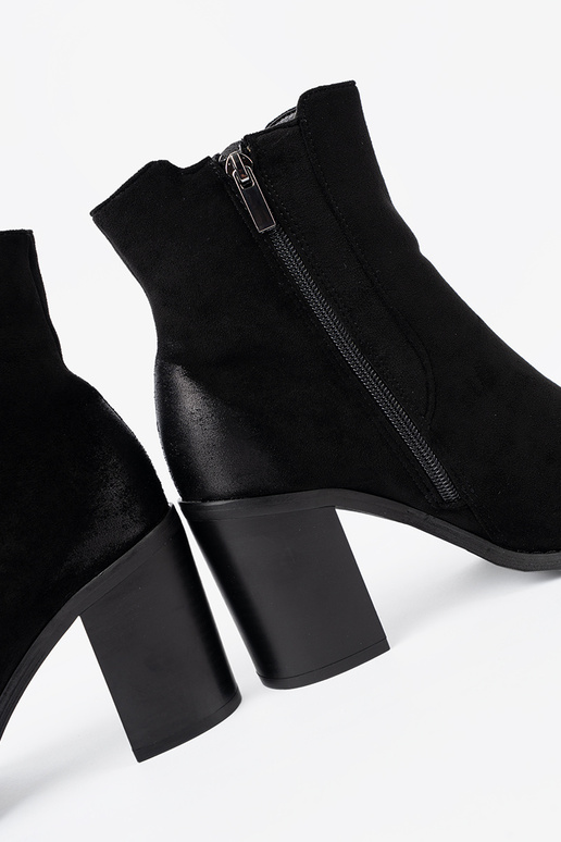 de color negro de gamuza zapatos en un poste alto aislar