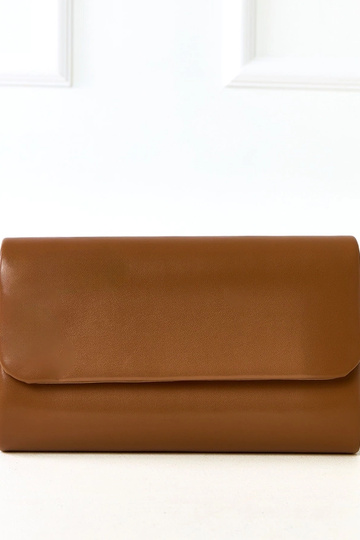 Bolso de mano en forma de sobre color arena Fried