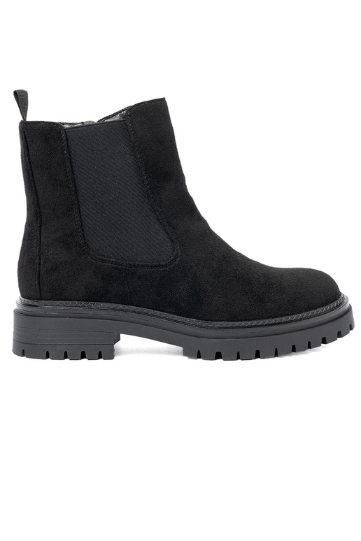 modelo clásico de color negro zapatos sobre una suela gruesa