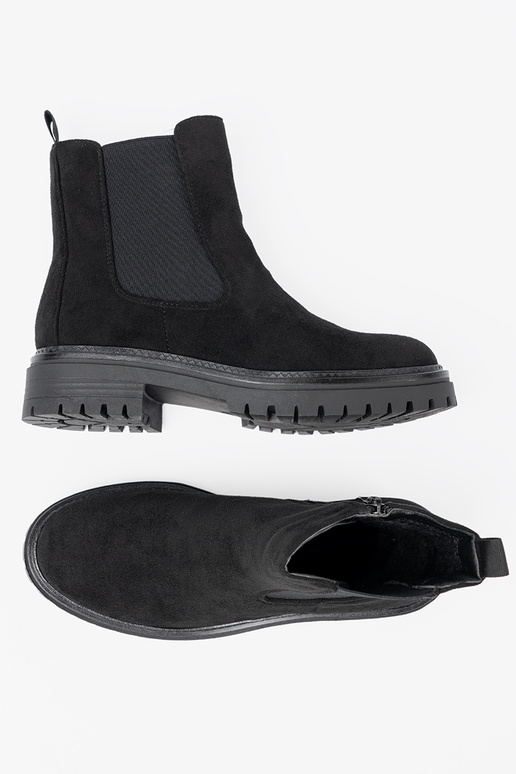 modelo clásico de color negro zapatos sobre una suela gruesa