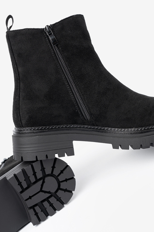 modelo clásico de color negro zapatos sobre una suela gruesa