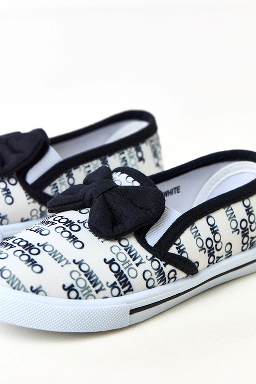 Zapatillas blancas infantiles con... Zapatillas blancas infantiles con...