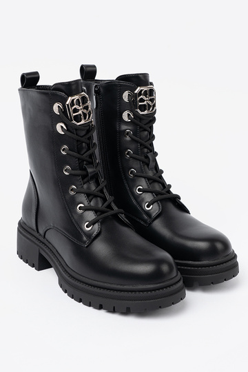 de color negro botas altas de montar con acabado metalico