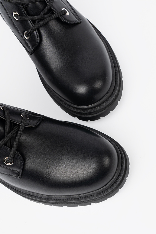 de color negro botas altas de montar con acabado metalico