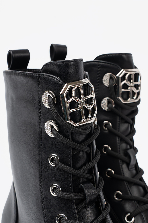 de color negro botas altas de montar con acabado metalico