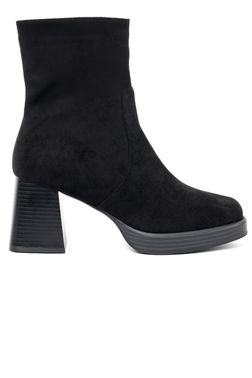 Estilo elegante de color negro zapatos en un poste estable 2