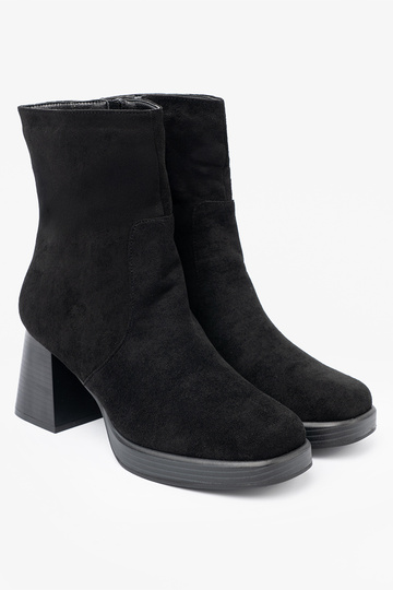 Estilo elegante de color negro zapatos en un poste estable