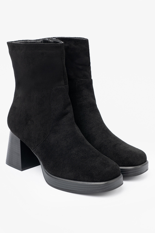 Estilo elegante de color negro zapatos en un poste estable