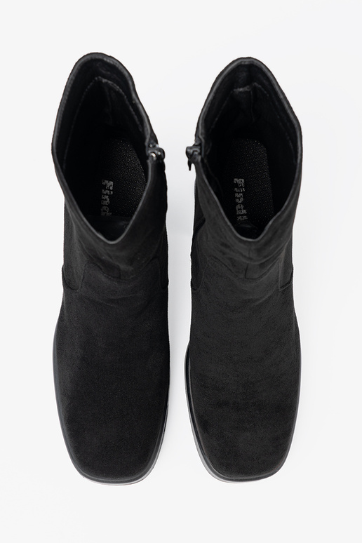 Estilo elegante de color negro zapatos en un poste estable