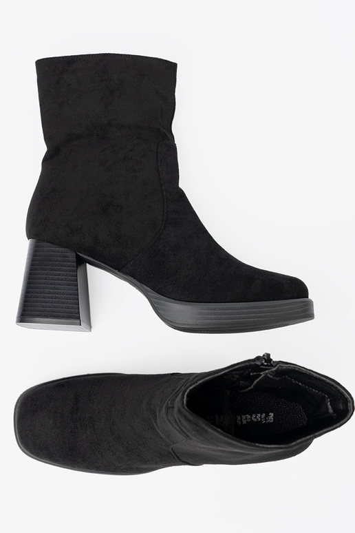 Estilo elegante de color negro zapatos en un poste estable