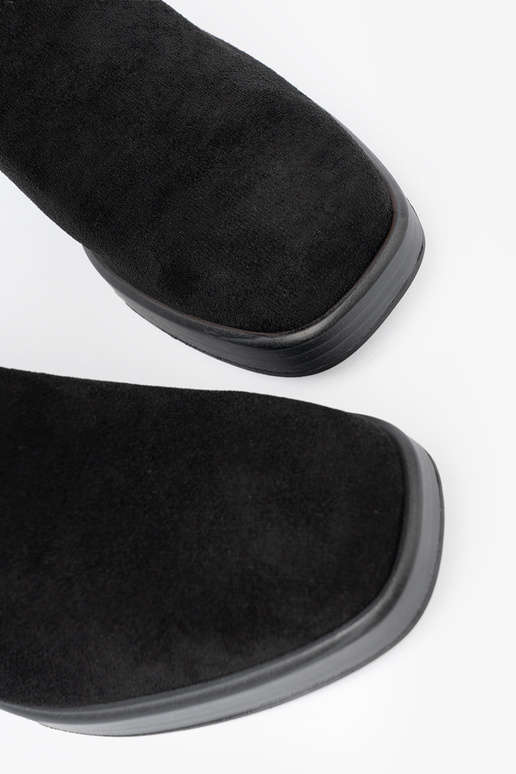 Estilo elegante de color negro zapatos en un poste estable