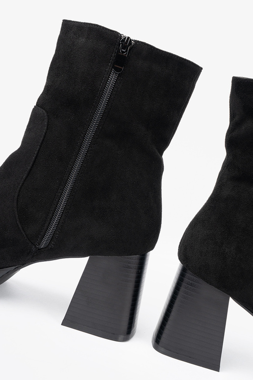 Estilo elegante de color negro zapatos en un poste estable