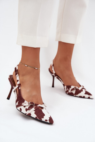 Zapatos de color blanco y marrón con talón abierto y correas