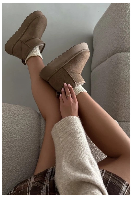 Zapatillas deportivas en blanco y negro con detalles plateados brillantes