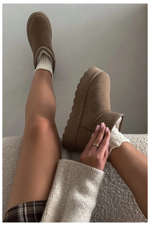 Zapatillas deportivas en blanco y negro con detalles plateados brillantes