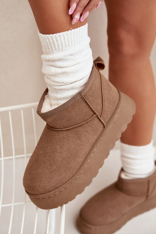 Zapatillas deportivas en blanco y negro con detalles plateados brillantes