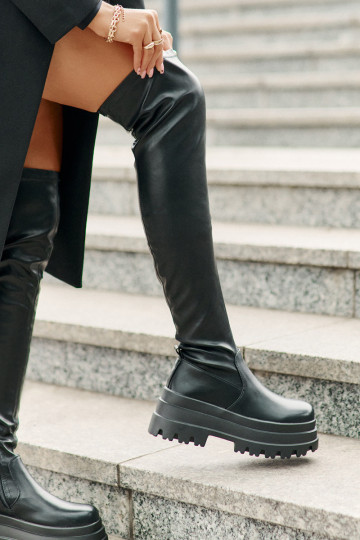 botas por encima de la rodilla con una plataforma de color negro Zinera 2