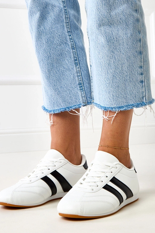 Zapatillas tipo tenis blancas con...