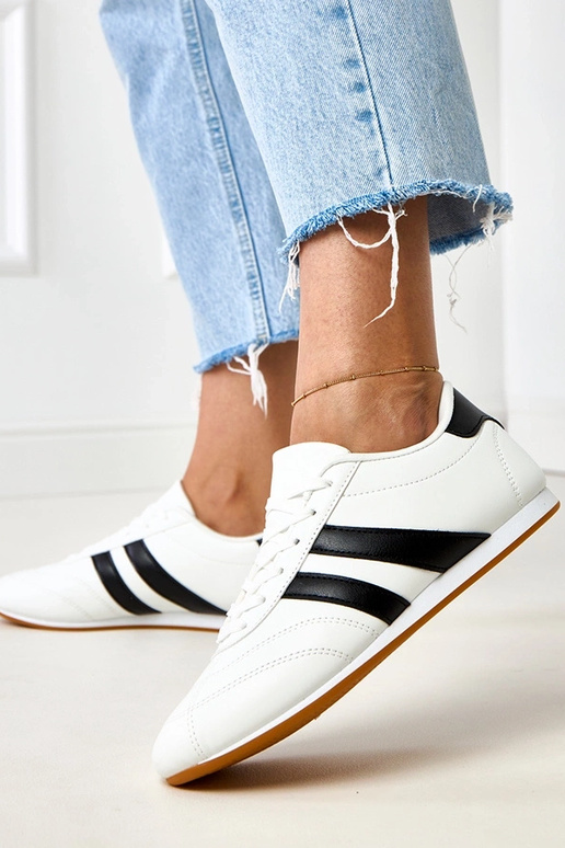 Zapatillas tipo tenis blancas con...