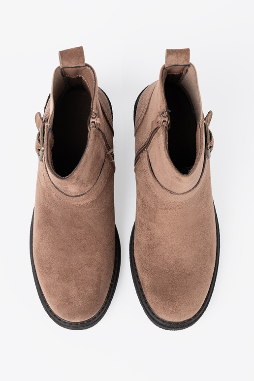 Elegante beige zapatos sobre un talón estable