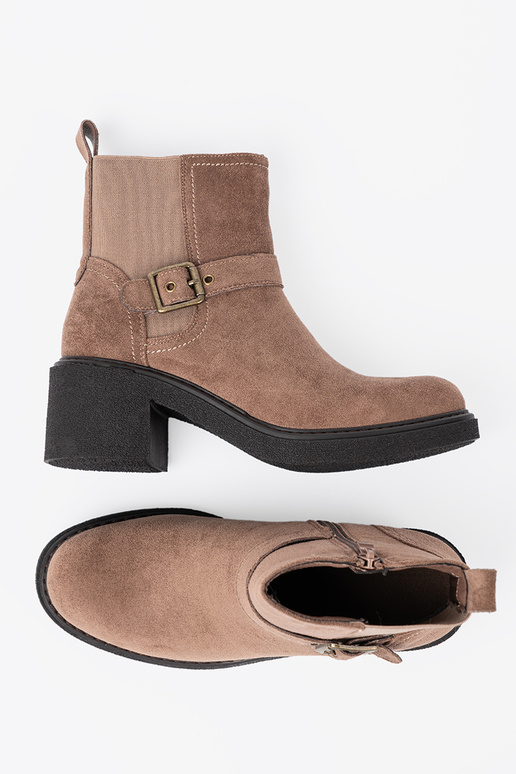 Elegante beige zapatos sobre un talón estable