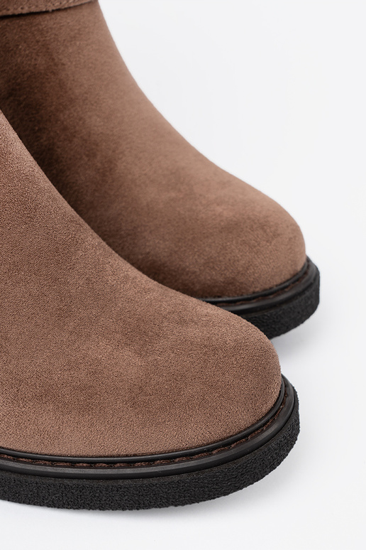 Elegante beige zapatos sobre un talón estable