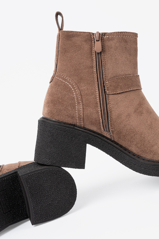 Elegante beige zapatos sobre un talón estable