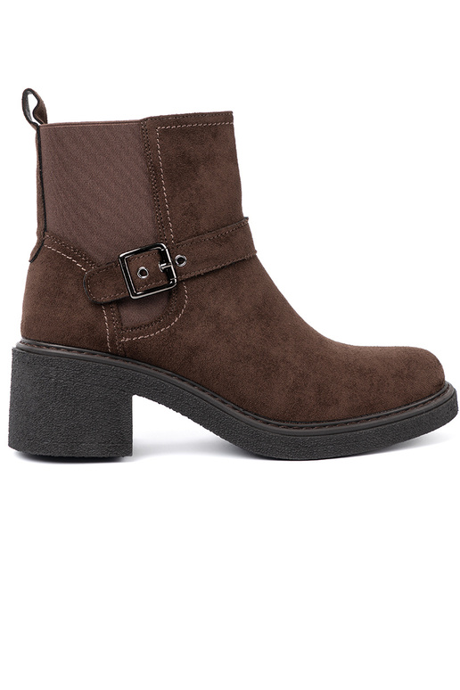 Elegante color marrón zapatos sobre un talón estable