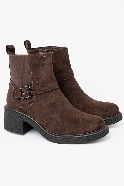 Elegante color marrón zapatos sobre un talón estable