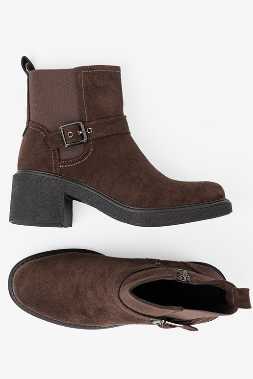 Elegante color marrón zapatos sobre un talón estable