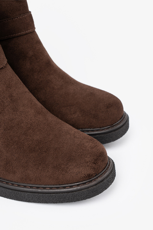 Elegante color marrón zapatos sobre un talón estable