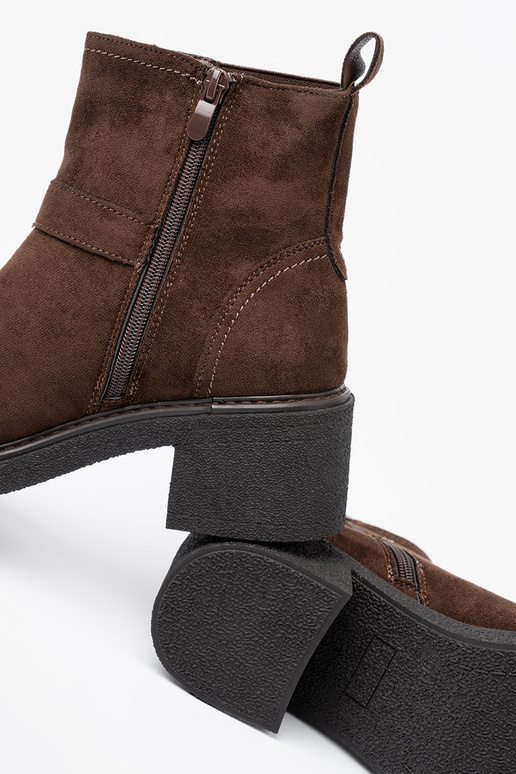 Elegante color marrón zapatos sobre un talón estable