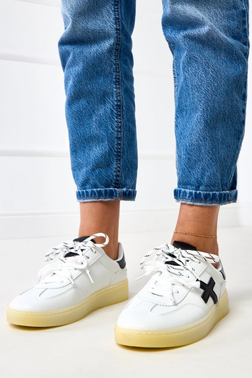 Zapatillas deportivas blancas con plataforma y detalle negro Eriksen