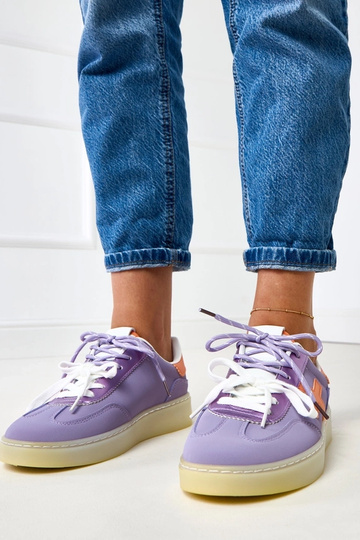 Zapatillas deportivas violetas con plataforma y detalle naranja Eriksen