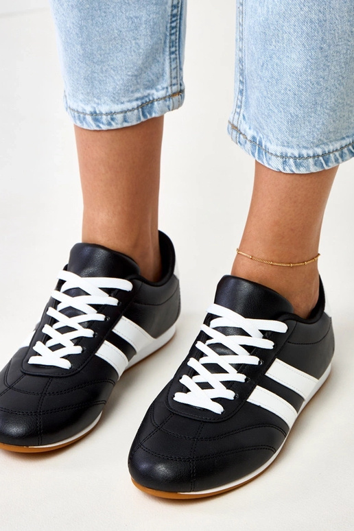 Zapatillas tipo tenis negras con...