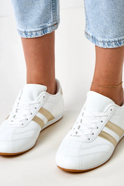 Zapatillas tipo tenis blancas con...