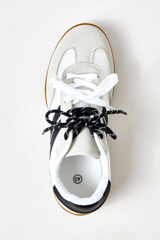 Zapatillas deportivas blancas de tela...