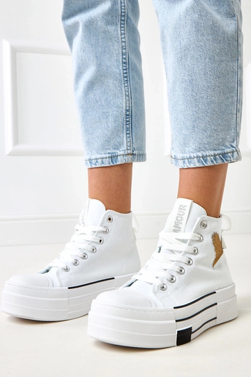Zapatillas altas blancas...