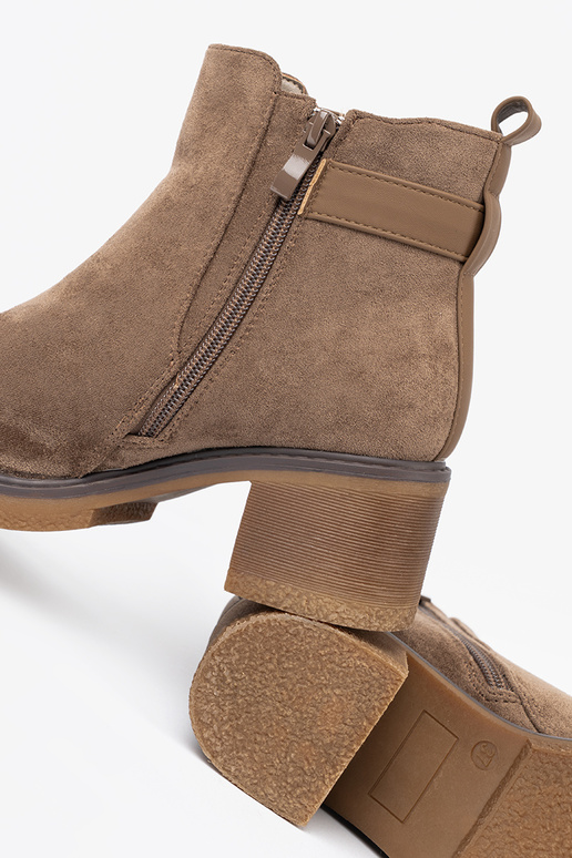 Elegante zapatos beige con un tacón cómodo