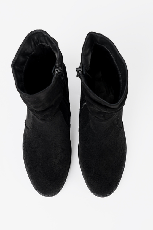 Estilo elegante zapatos de color negro en el talon con un top con volantes