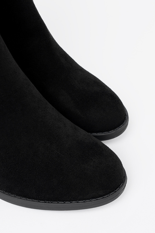 Estilo elegante zapatos de color negro en el talon con un top con volantes