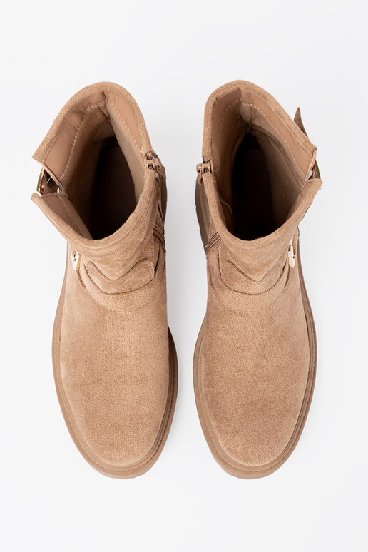 color caramelo zapatos z ozdobnymi doradomi klamrami