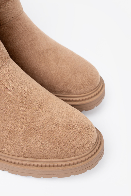 color caramelo zapatos z ozdobnymi doradomi klamrami