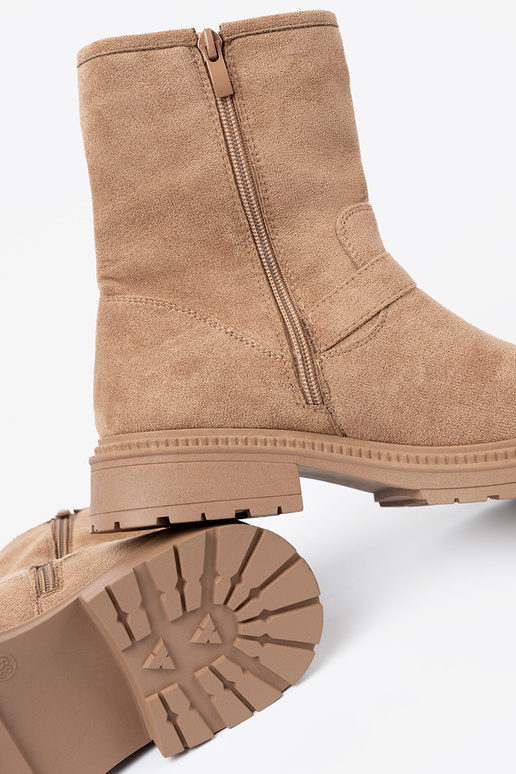 color caramelo zapatos z ozdobnymi doradomi klamrami