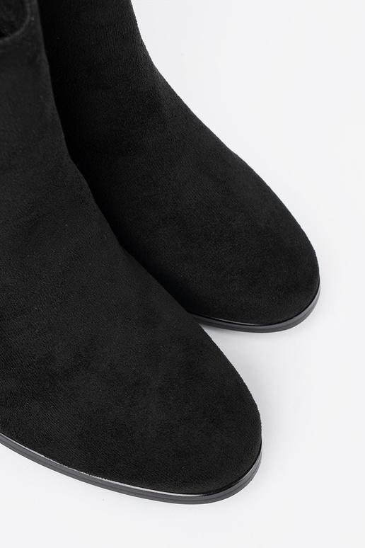 Elegante de color negro zapatos z eleganckim zdobieniem