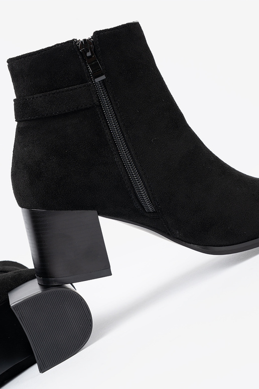 Elegante de color negro zapatos z eleganckim zdobieniem