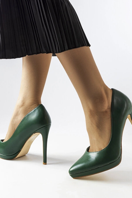 Tacones clásicos color verde oscuro...