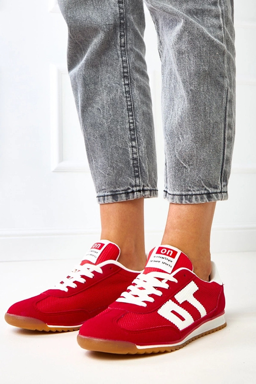 Zapatillas deportivas rojas con... Zapatillas deportivas rojas con...