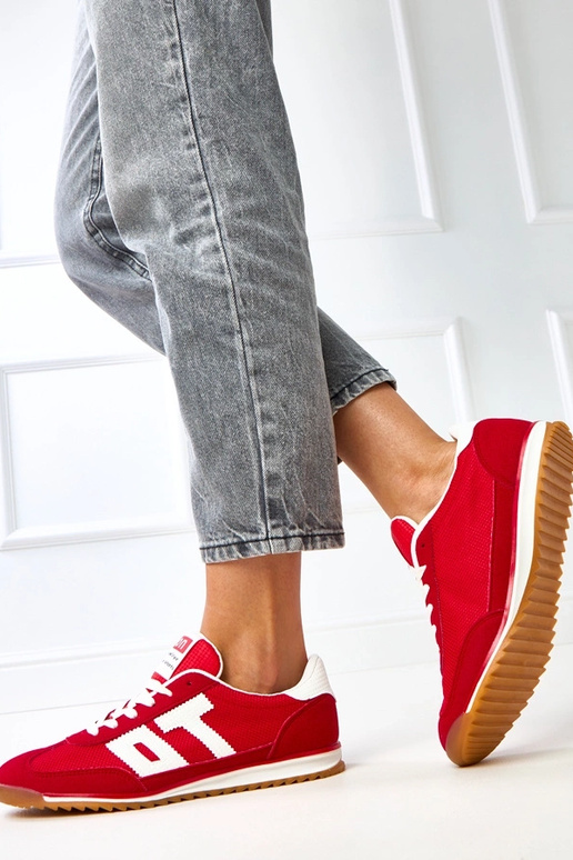 Zapatillas deportivas rojas con... Zapatillas deportivas rojas con...